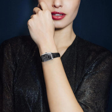 Τετράγωνο ρολόι Raymond Weil Toccata Diamonds 5925-STC-00295 με μαύρο δερμάτινο λουράκι και μαύρο καντράν μεγέθους 22.6mm x 28.1mm με διαμάντια.